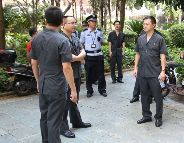 1、執(zhí)行干警們到達(dá)執(zhí)行現(xiàn)場.JPG