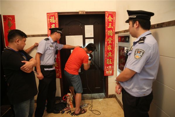 2、法院“破門”強(qiáng)制清場.jpg