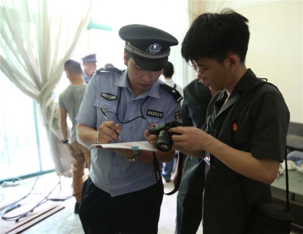5、執(zhí)行干警對房屋內(nèi)物品進(jìn)行逐一登記.jpg